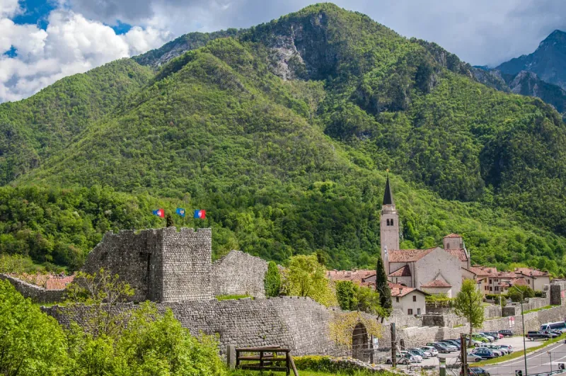 Venzone Rinasce: La Storia Straordinaria di un Borgo che ha Scelto di Non Dimenticare